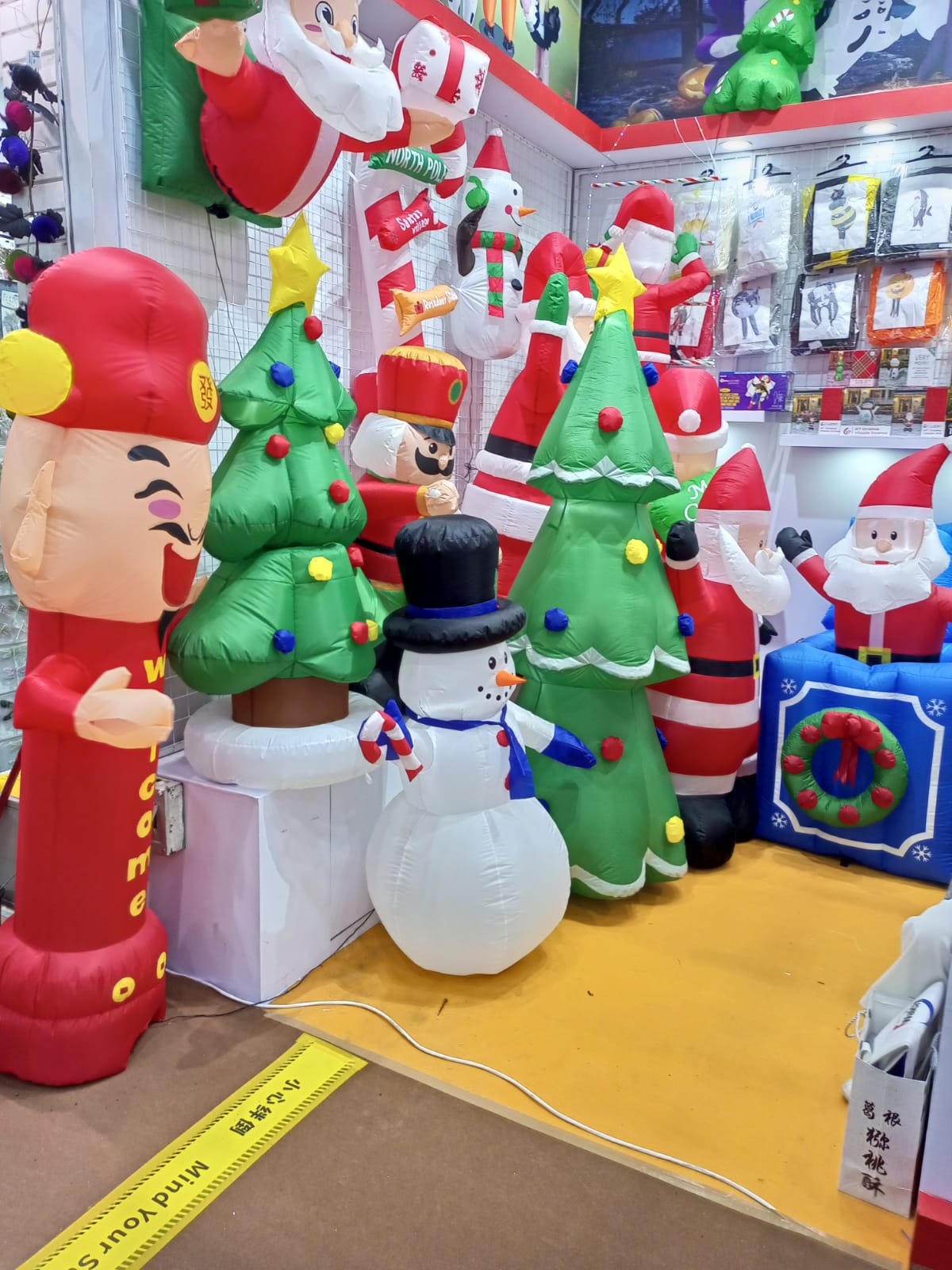 Надувные рекламные фигуры зазывалы с доставкой из Китая в Россию